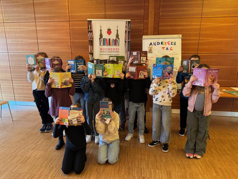 Kinder am Andersentag in der Bücherei